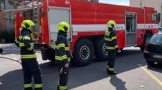 Dělník v Praze spadl do výkopu. Hasiči ho vytahovali ze šestimetrové hloubky
