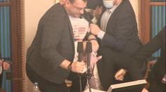 Rvačka ve Sněmovně! Poslanci se poprali za řečnickým pultíkem