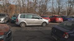 Řidiči u pardubické nemocnice hledali místo i hodinu. Pomůže 70 nových míst
