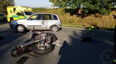 Vážná nehoda na Chrudimsku. Pro motorkáře letěl vrtulník, zraněná je i žena