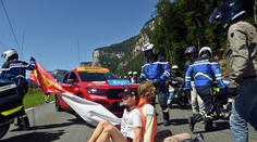 Tour de France přerušili demonstranti. Pogačar těsně udržel žlutý trikot