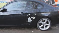 Vandal v České Lípě zničil zaparkované BMW.  Vyryl do něj čáry a zatnul sekyru