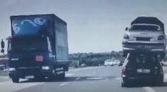To jste ještě neviděli: Vrak vezli na střeše auta! Prý s ním chtěli do sběru