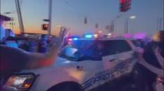 Policejní auto projelo davem demonstrantů. Nejméně 12 zraněných