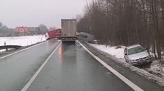 Sníh a ledovka na silnicích způsobily desítky dopravních nehod