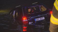Auto skončilo ve Vltavě, pod hladinu šlo i s řidičem na palubě