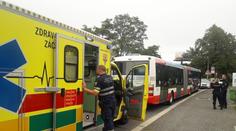 Řidič autobusu se zastal cestující, mladík ho zmlátil berlemi