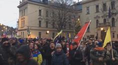 Chyběly roušky i rozestupy. V Praze se kvůli povinnému očkování sešly tisíce lidí