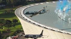 Šílený průlet nad stadionem. Letadla minula střechu o pouhých 12 metrů