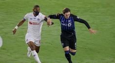 Honduraský fotbalista hrál Ligu mistrů v roušce! Chtěl ochránit rodinu