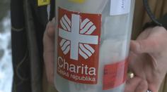 Češi přispívají na charitu míň než dřív. Můžou za to povodně i podvodné sbírky