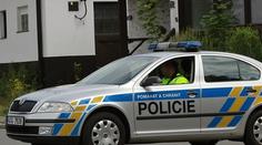 Policisté narazili na hořící dodávku. Řidiče z ní zachránili na poslední chvíli
