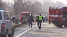 Hromadná nehoda náklaďáku a 3 aut na Benešovsku. Jeden mrtvý