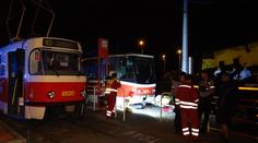 Na tramvaji vzplál pantograf, oheň s výbojem přepálily trolej