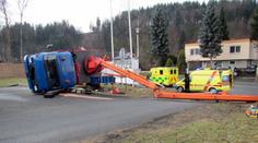 Vážná nehoda na Vsetínsku: S dělníky se převrátila plošina