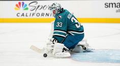 Šílené chyby brankáře potopily Sharks. Obejmeme ho a jdeme dále, hájí jej kouč