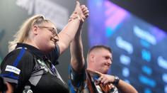 Greavesová končí po boji v prvním kole. Aspinall postoupil zavřením 170
