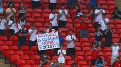 Vážná nehoda ve Wembley. Fotbalový fanoušek spadl z tribuny