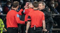 Fanoušci trefili sudího kelímkem od piva, bundesligový zápas se nedohrál