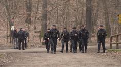 Násilník z Kunratic stále uniká. Policie má v hledáčku muže z hospody