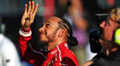 První pole position v éře u Ferrari přišlo brzy. Hamilton byl v šoku