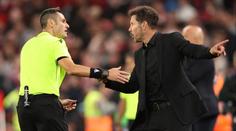 Jako smyslů zbavený. Simeone na hřišti běsnil po konfliktu s fanouškem
