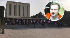 Lidé se přišli rozloučit s DJ Loutkou, místo slz burácel potlesk