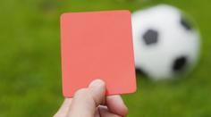 Šílenosti na fotbale v Meziboří. Trenér škrtil rozhodčího, zápas se nedohrál. Přijela i policie