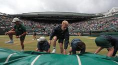 VIDEO: Parádní práce! Tak rychle se Wimbledon ukryje před deštěm