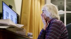 Seniorka hodila tašku plnou peněz do popelnice. Přišla o víc než 600 tisíc korun