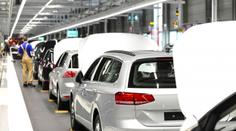 Automobilkám chybí lidi, k pásu musí i kancelářské "krysy"