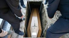 Ženu chtěli pohřbít, přitom ještě žila. Případ řeší policie