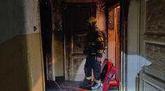 Požár zachvátil byt v Praze. Zemřel jeden člověk, hasiči evakuovali desítky lidí