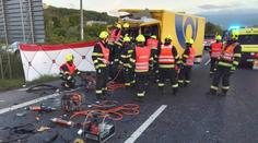 Vážná nehoda poštovního vozu u Teplic. Řidiče ze zničené kabiny museli vyprostit