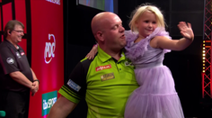 Na World Series Finals končí Smith i Price. Van Gerwen slavil postup s dcerou