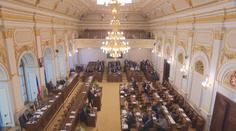 Poslanci si sněmovní prázdniny neužijí. Budou bojovat o úspory i penze