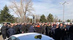 Taxikáři vyšli z aut, aby si stěžovali. Nelíbí se jim nový zákon