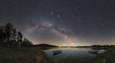 Astronomický snímek dne je z Česka! Podívejte se na Lyridy nad Šečskou přehradou