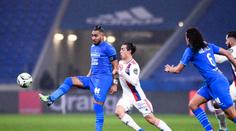 Lyon v závěru otočil utkání s Marseille, lahví trefený Payet přihrál na gól