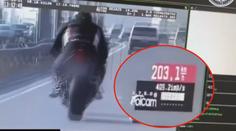 Motorkář frajeřil mezi auty na dálnici. Bohužel přímo před policejní hlídkou