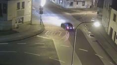 Muž měl driftovat na křižovatce uprostřed města na Jičínsku. Jízda skončila nehodou