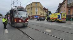 Chodce v Praze srazila tramvaj. Vážně zraněný mladík skončil v umělém spánku