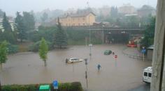 Přívalový déšť zatopil centrum Rakovníka, z ulic byly řeky