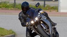 Tragédie na Kolínsku. Motorkář bez přilby spadl přímo pod auto
