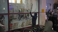 Protesty v anglickém Bristolu se zvrtly v tvrdý útok na policejní stanici