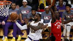 LeBron má další triple-double, zářil i Antetokounmpo