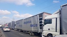 V Praze se srazilo šest kamionů, zablokovaly výpadovku na Ústí