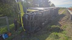 Na D1 havaroval kamion a skončil v příkopu. Vyprošťování trvalo celé dopoledne