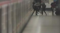 VIDEO: Surové napadení v metru. Muž během potyčky spadl do kolejiště