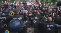 V Berlíně se konal propalestinský protest. Jednoho policistu dav málem ušlapal